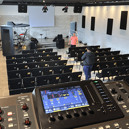 Consultoria Deep Sound com mesa de som digital em igreja